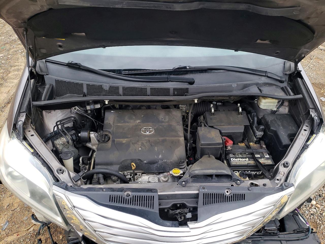 2016 TOYOTA SIENNA XLE photo 12