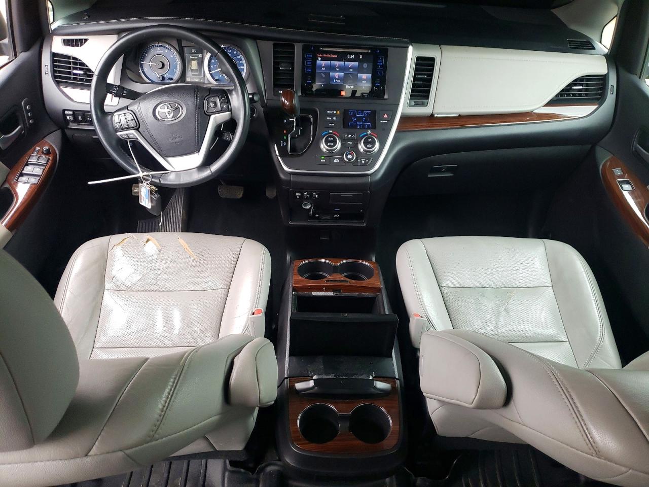 2016 TOYOTA SIENNA XLE photo 8