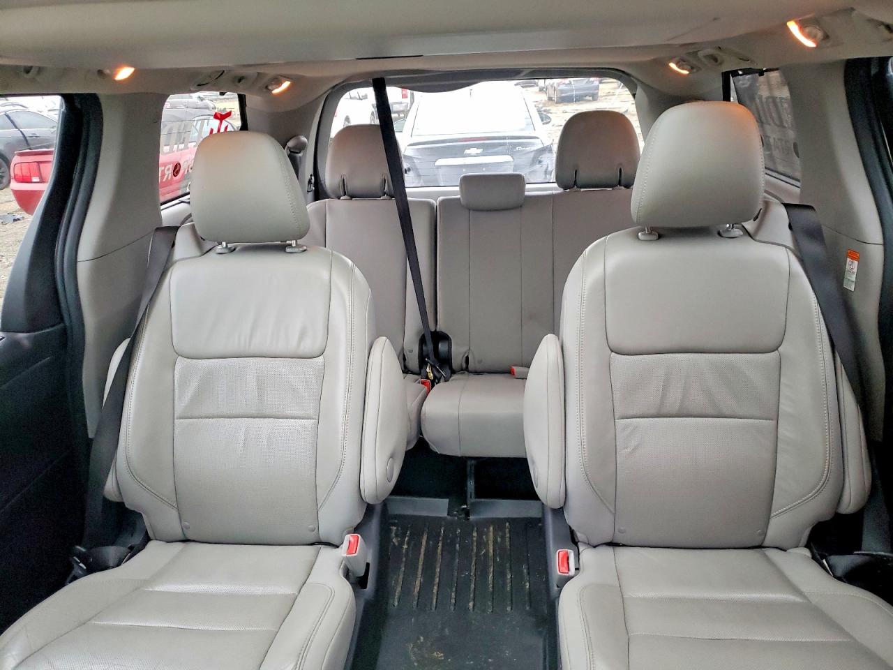 2016 TOYOTA SIENNA XLE photo 10