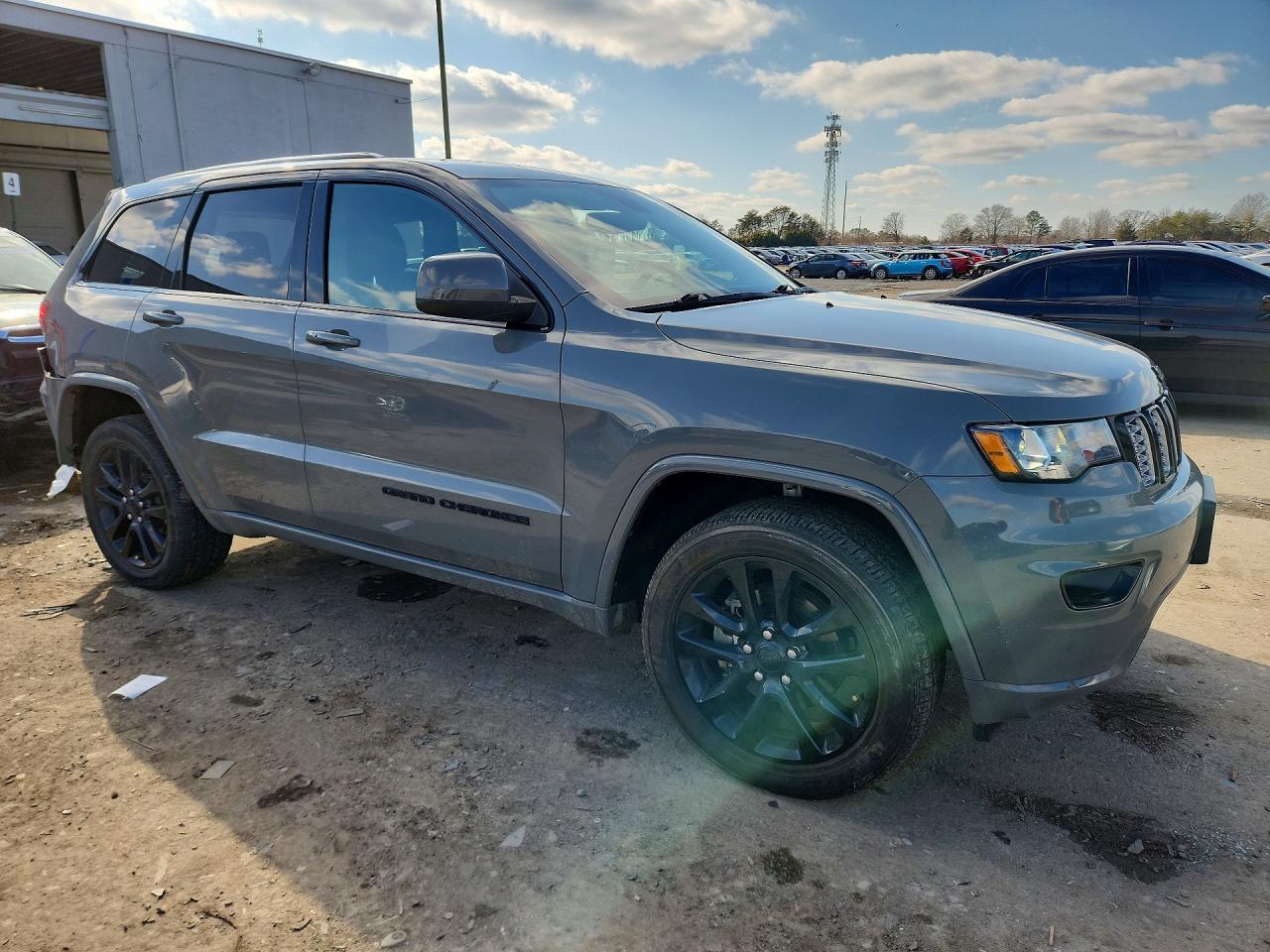 2020 JEEP GRAND CHEROKEE LAREDO photo 4