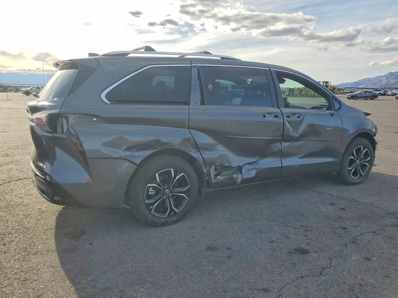 2025 TOYOTA SIENNA PLATINUM 7-PASSENGER photo 5