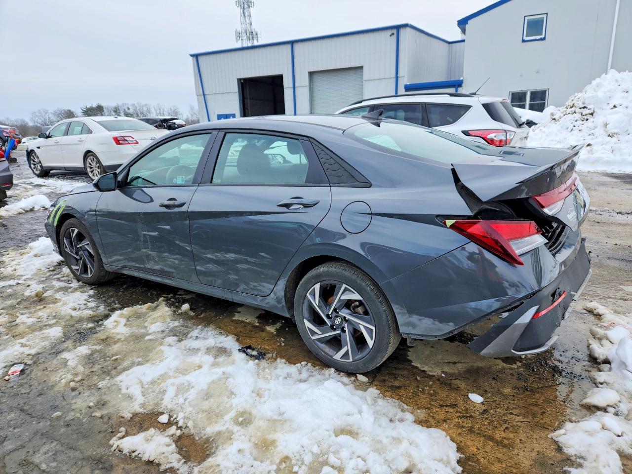 2025 HYUNDAI ELANTRA SEL SPORT photo 2