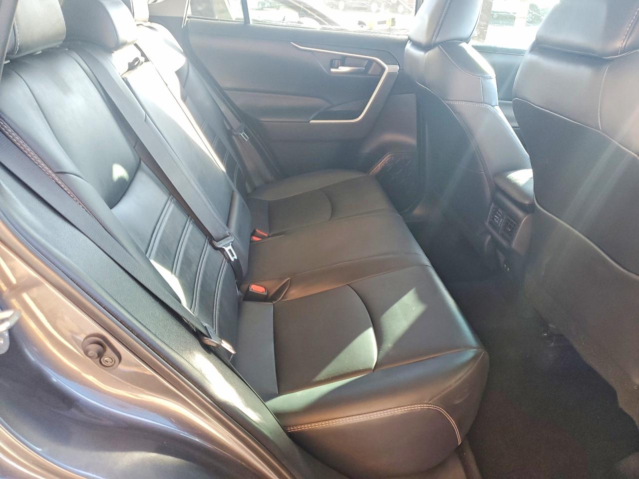 2021 TOYOTA RAV4 XLE photo 21