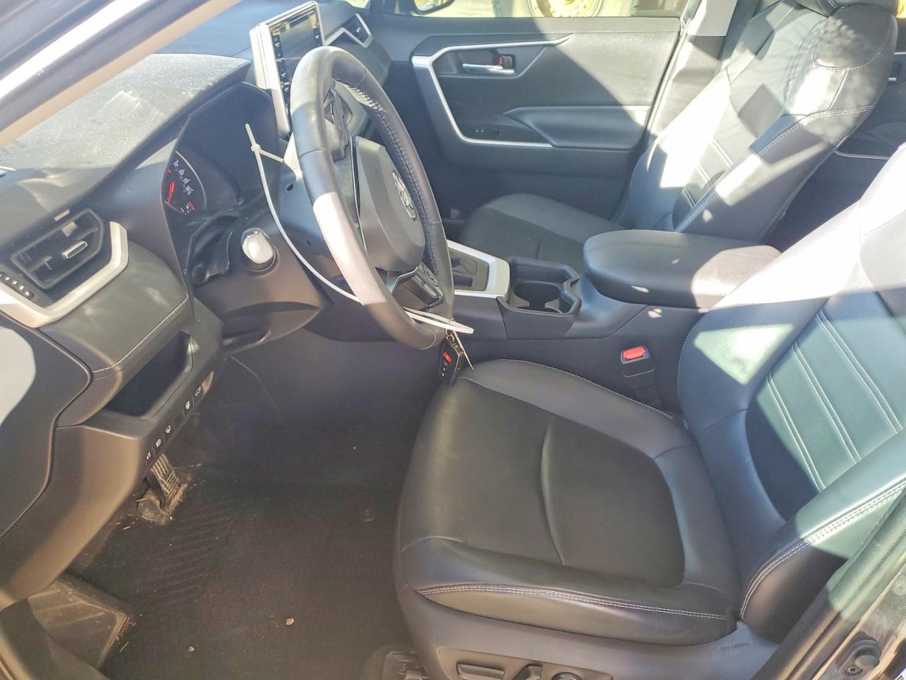 2021 TOYOTA RAV4 XLE photo 13