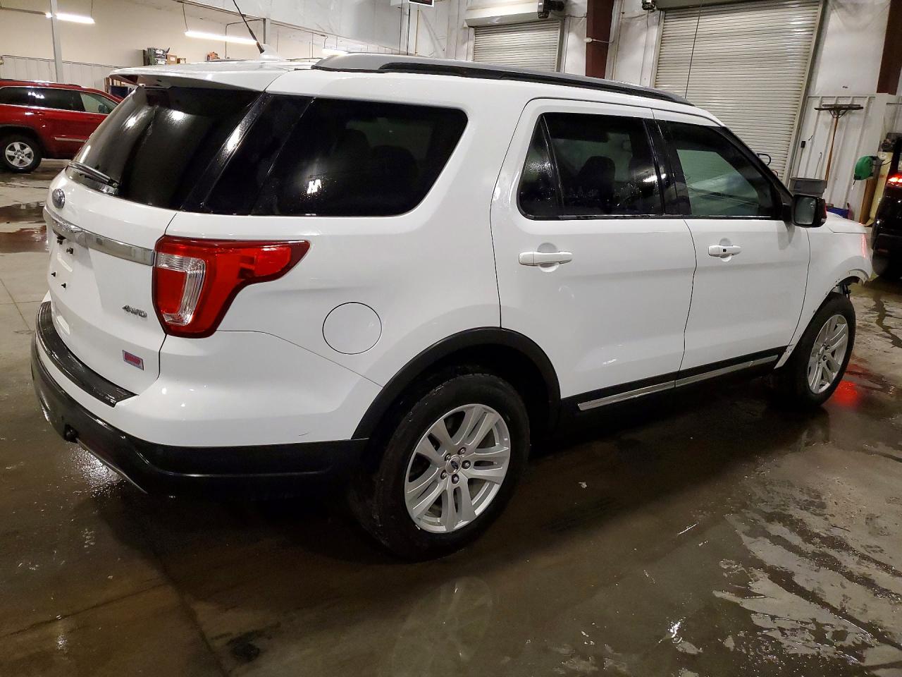 2019 FORD EXPLORER XLT photo 3