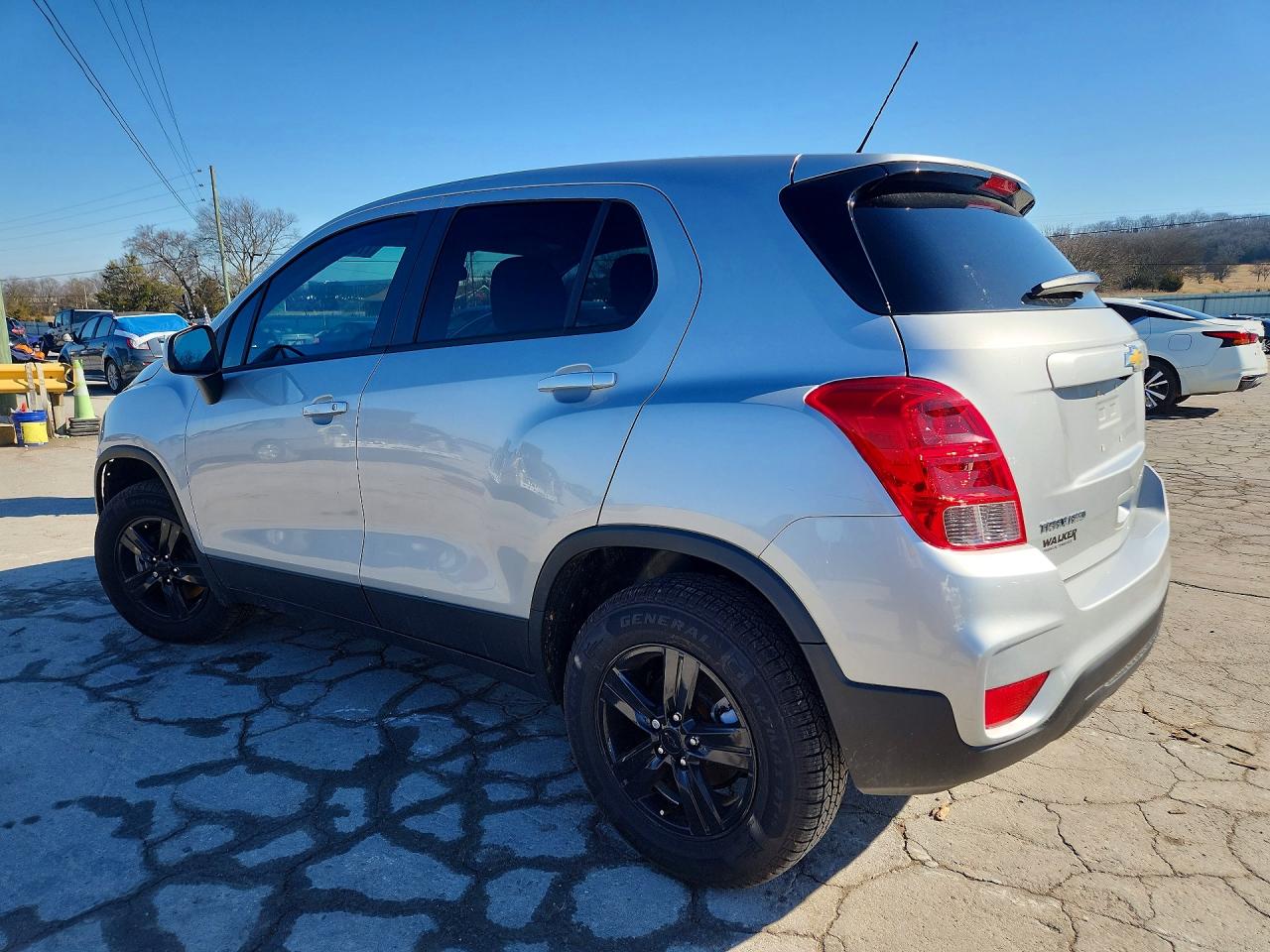 2022 CHEVROLET TRAX LS photo 2