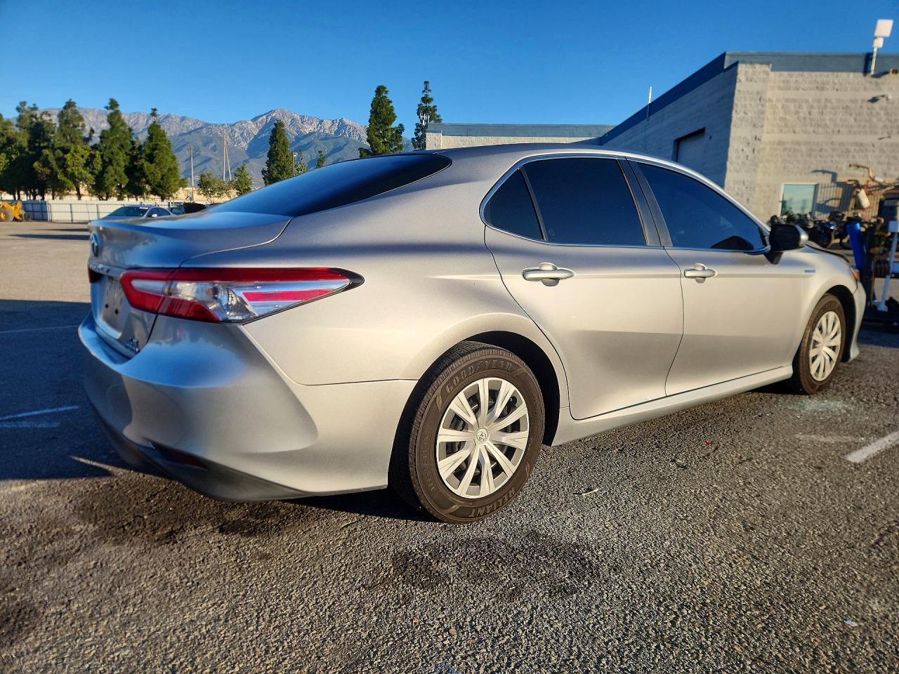 2018 TOYOTA CAMRY LE photo 3