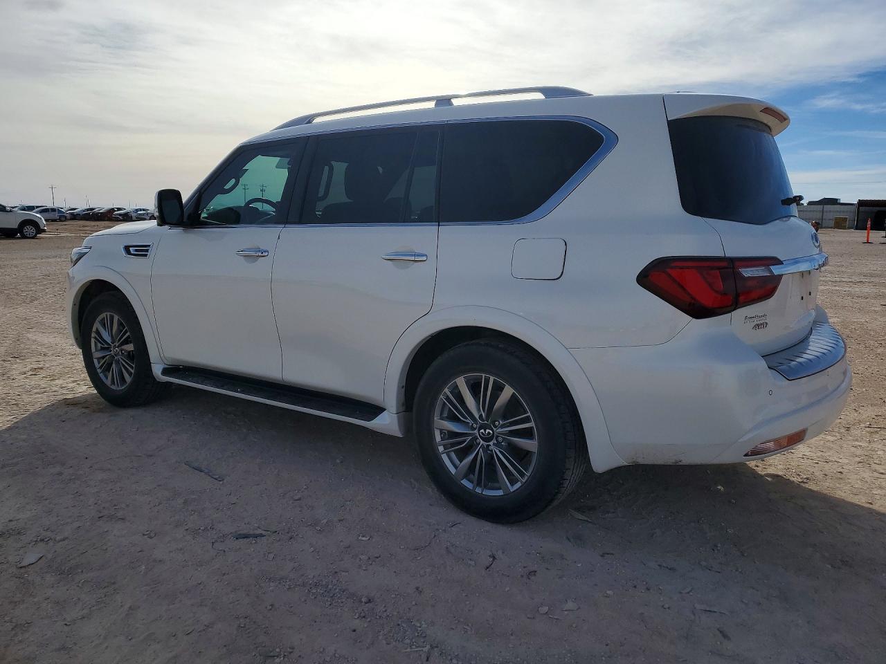 2022 INFINITI QX80 LUXE photo 3