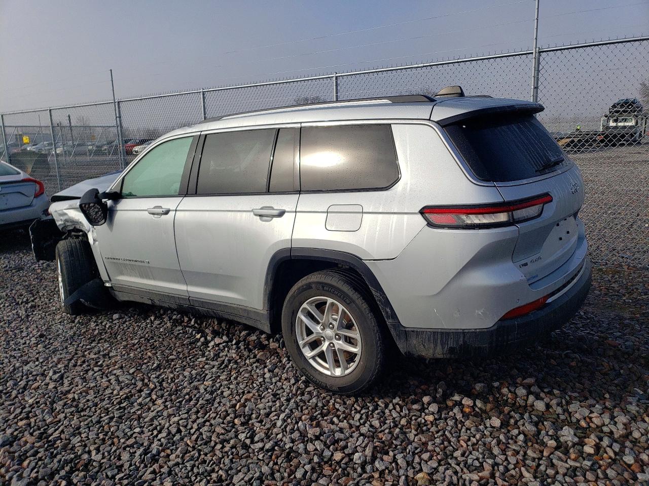 2023 JEEP GRAND CHEROKEE L LAREDO photo 3
