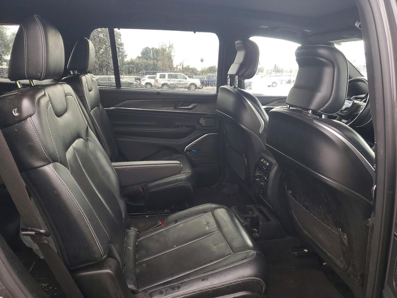 2022 JEEP GRAND CHEROKEE L OVERLAND photo 11