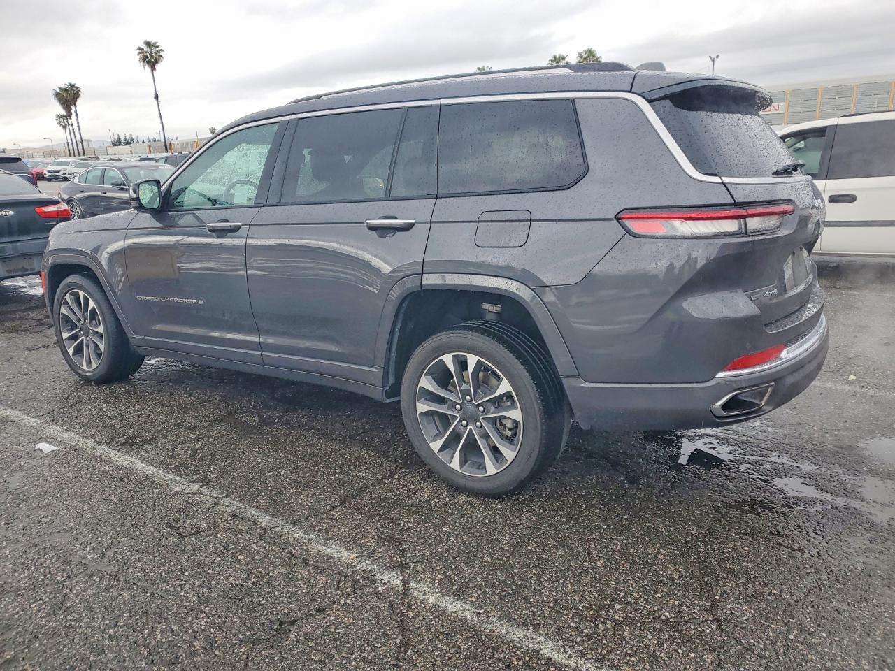 2022 JEEP GRAND CHEROKEE L OVERLAND photo 2