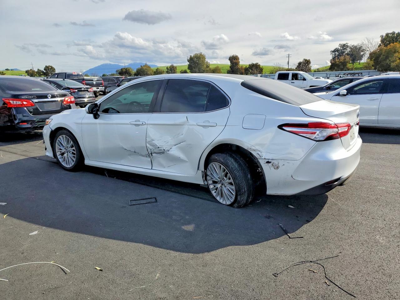 2018 TOYOTA CAMRY L photo 3