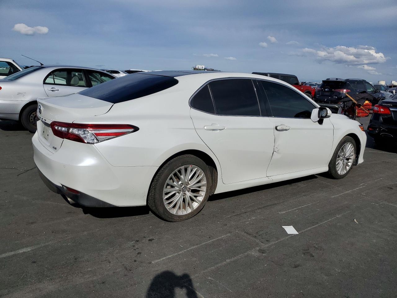 2018 TOYOTA CAMRY L photo 5