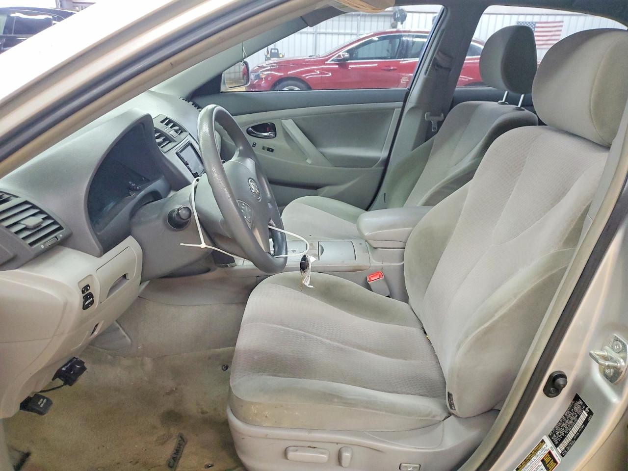 2010 TOYOTA CAMRY LE photo 7