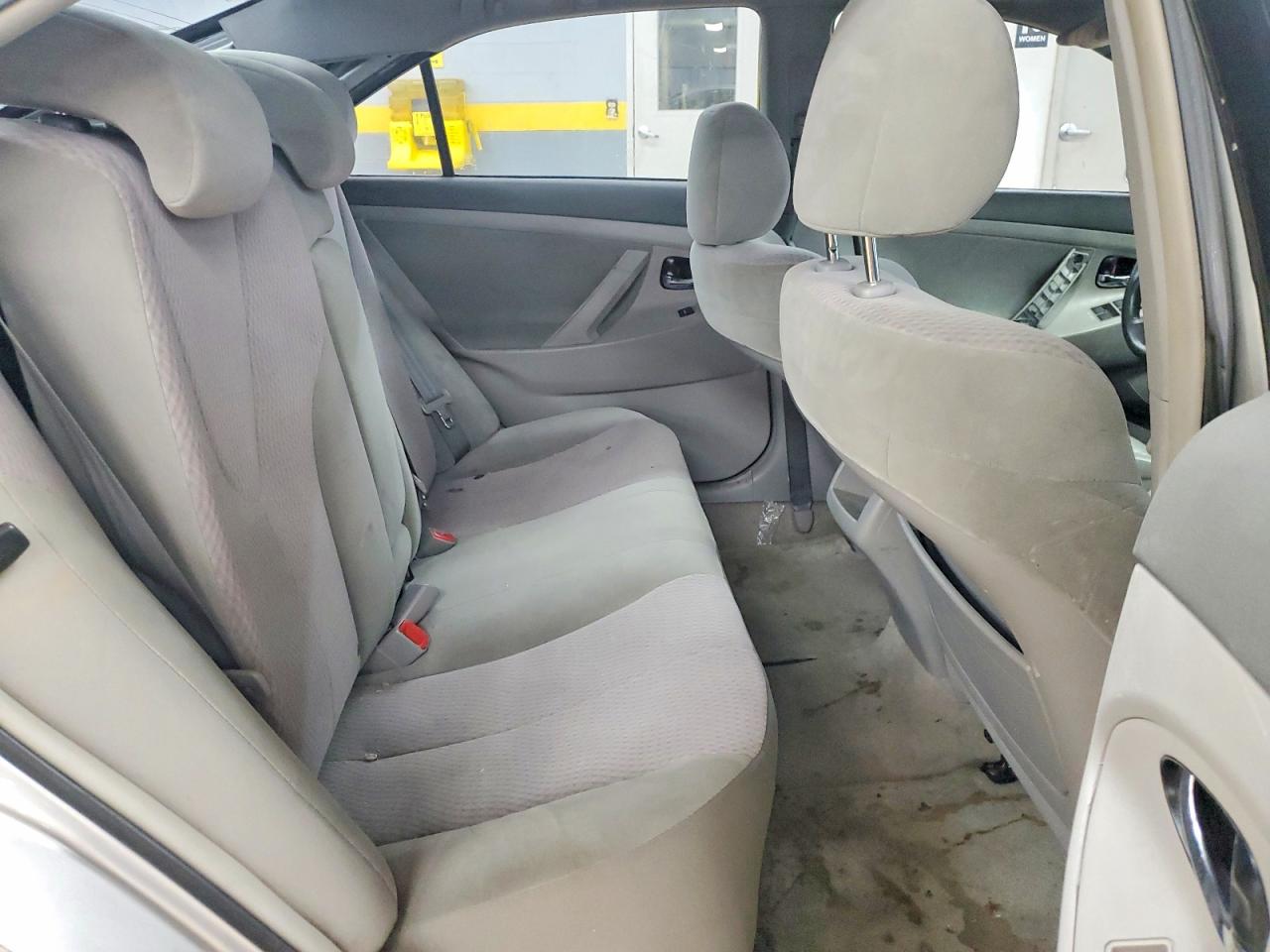 2010 TOYOTA CAMRY LE photo 10