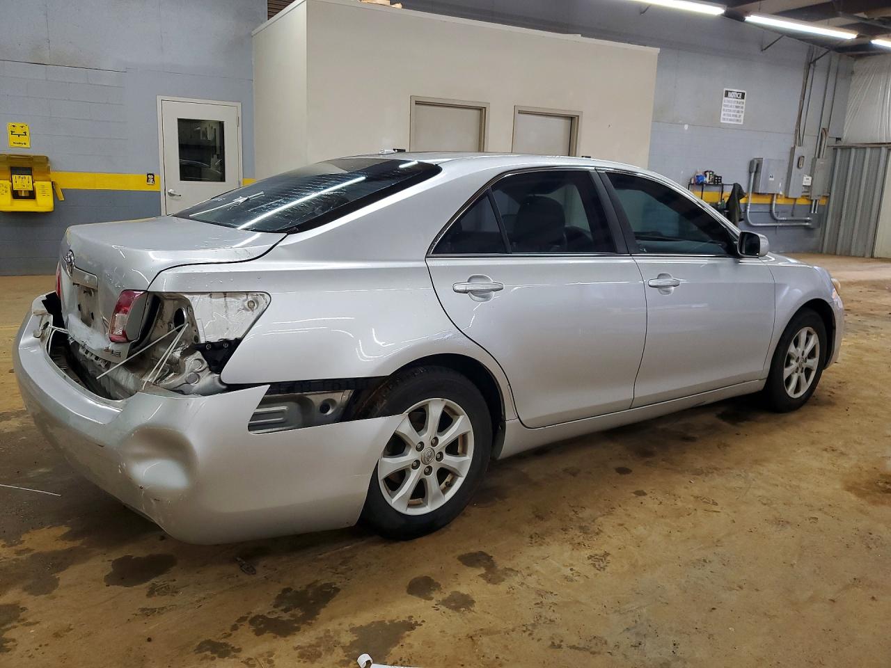 2010 TOYOTA CAMRY LE photo 3