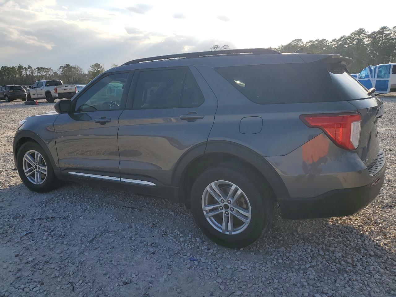2021 FORD EXPLORER XLT photo 3