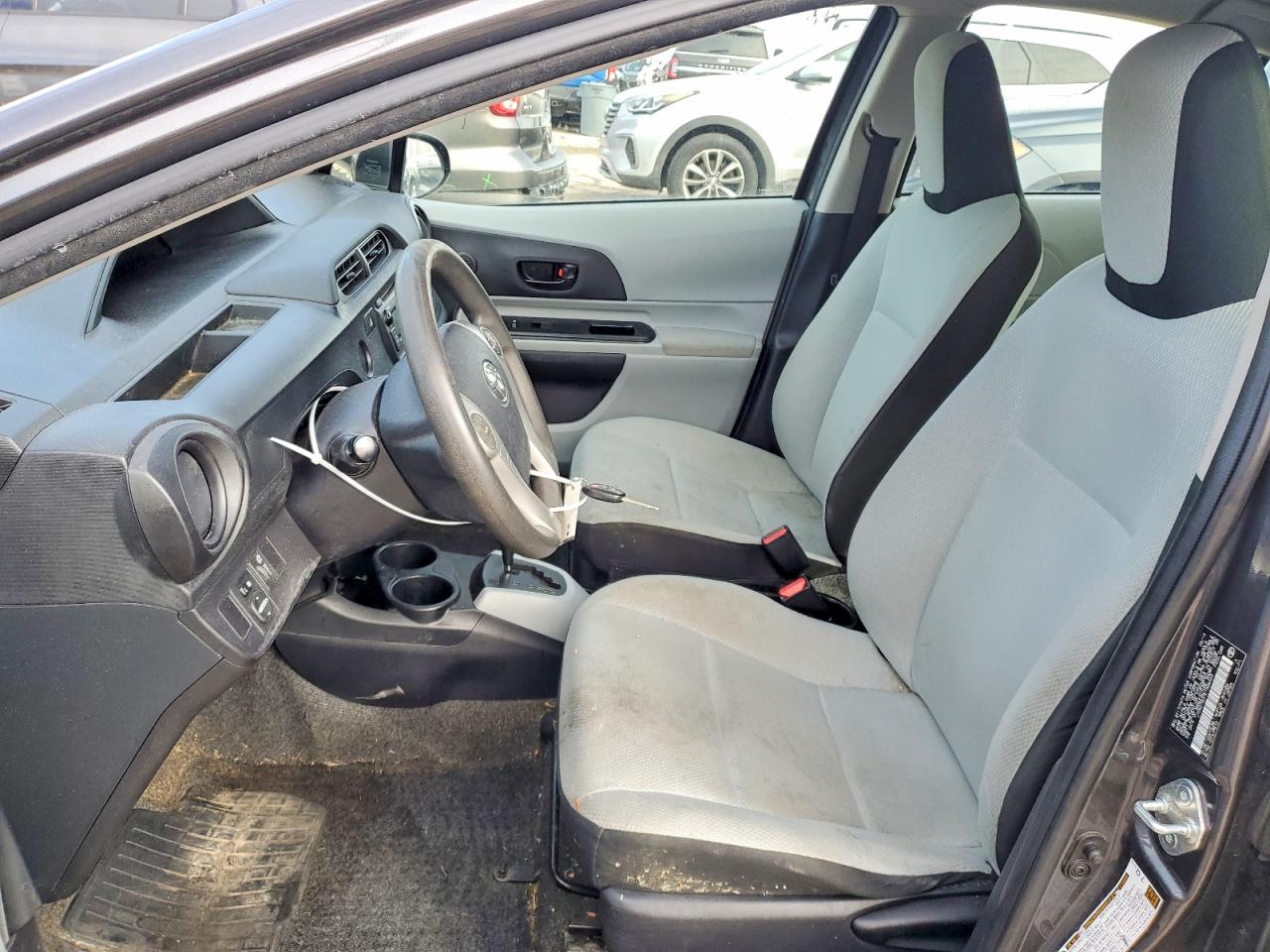 2014 TOYOTA PRIUS C photo 7