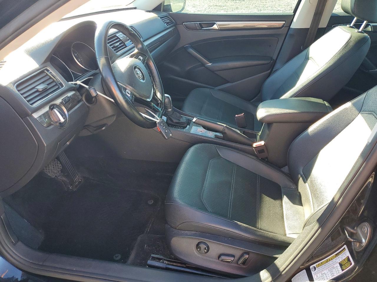 2018 VOLKSWAGEN PASSAT SE photo 7