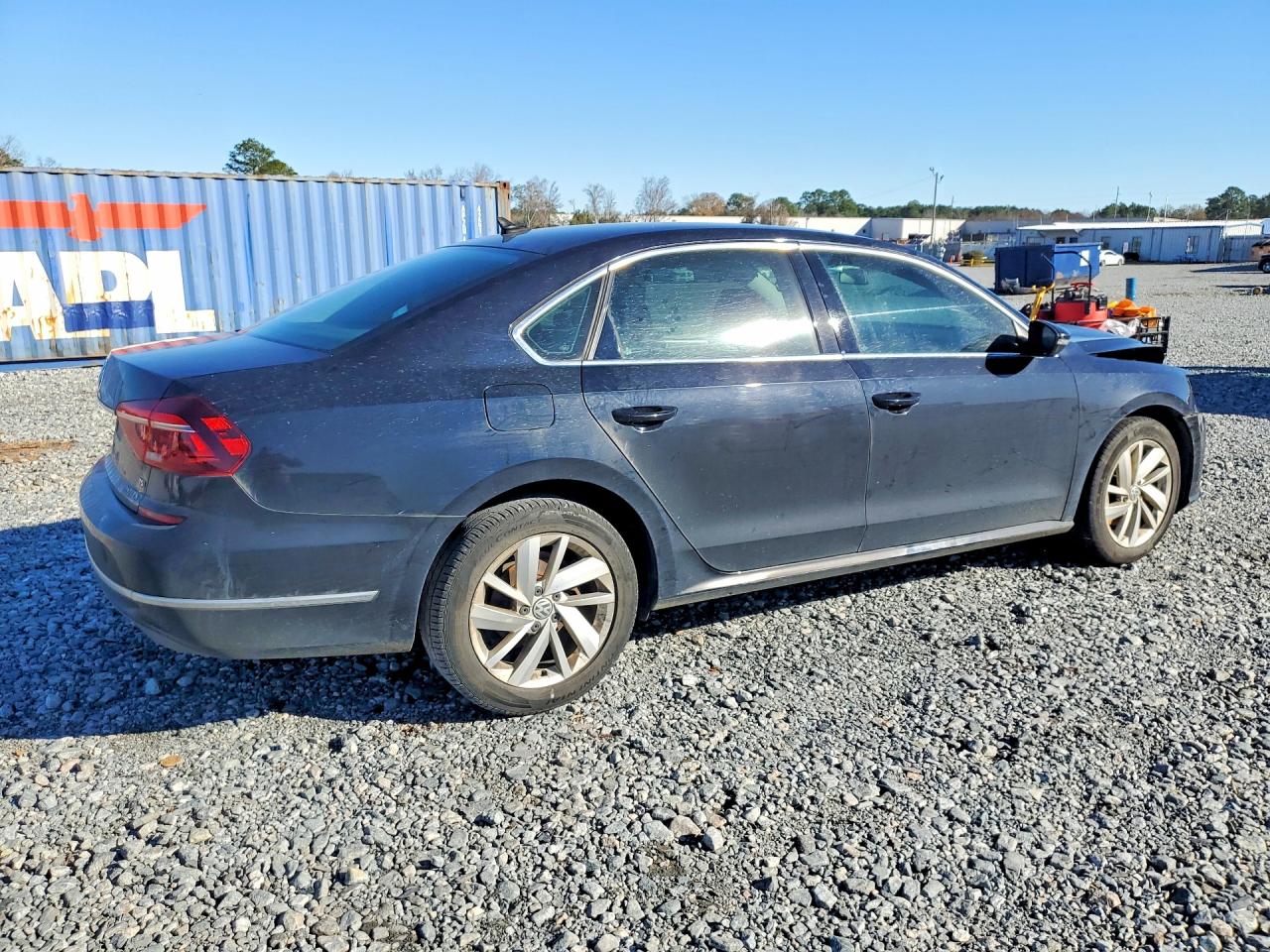 2018 VOLKSWAGEN PASSAT SE photo 3
