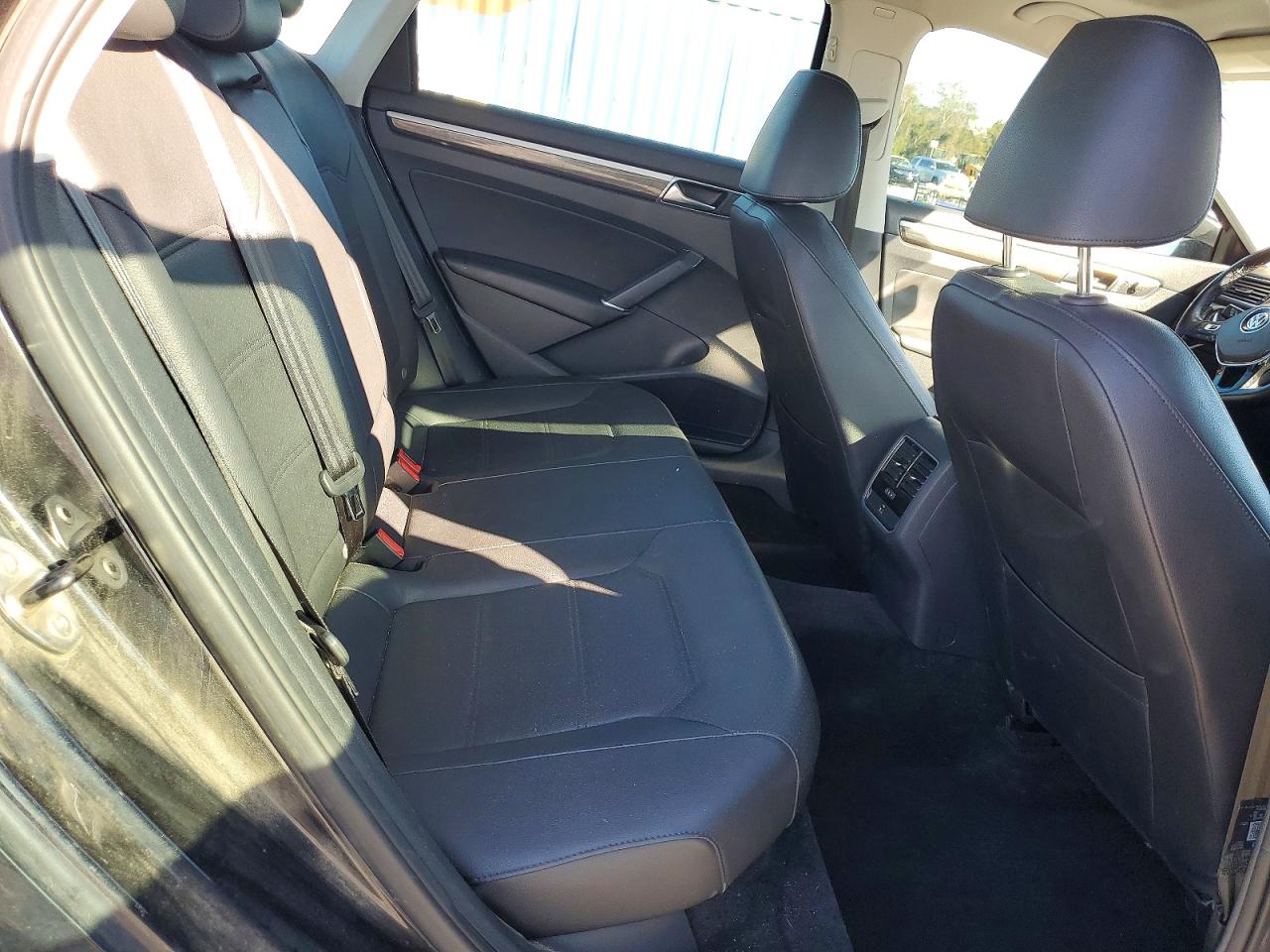 2018 VOLKSWAGEN PASSAT SE photo 10