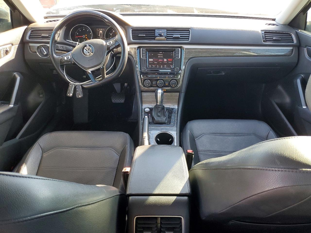 2018 VOLKSWAGEN PASSAT SE photo 8