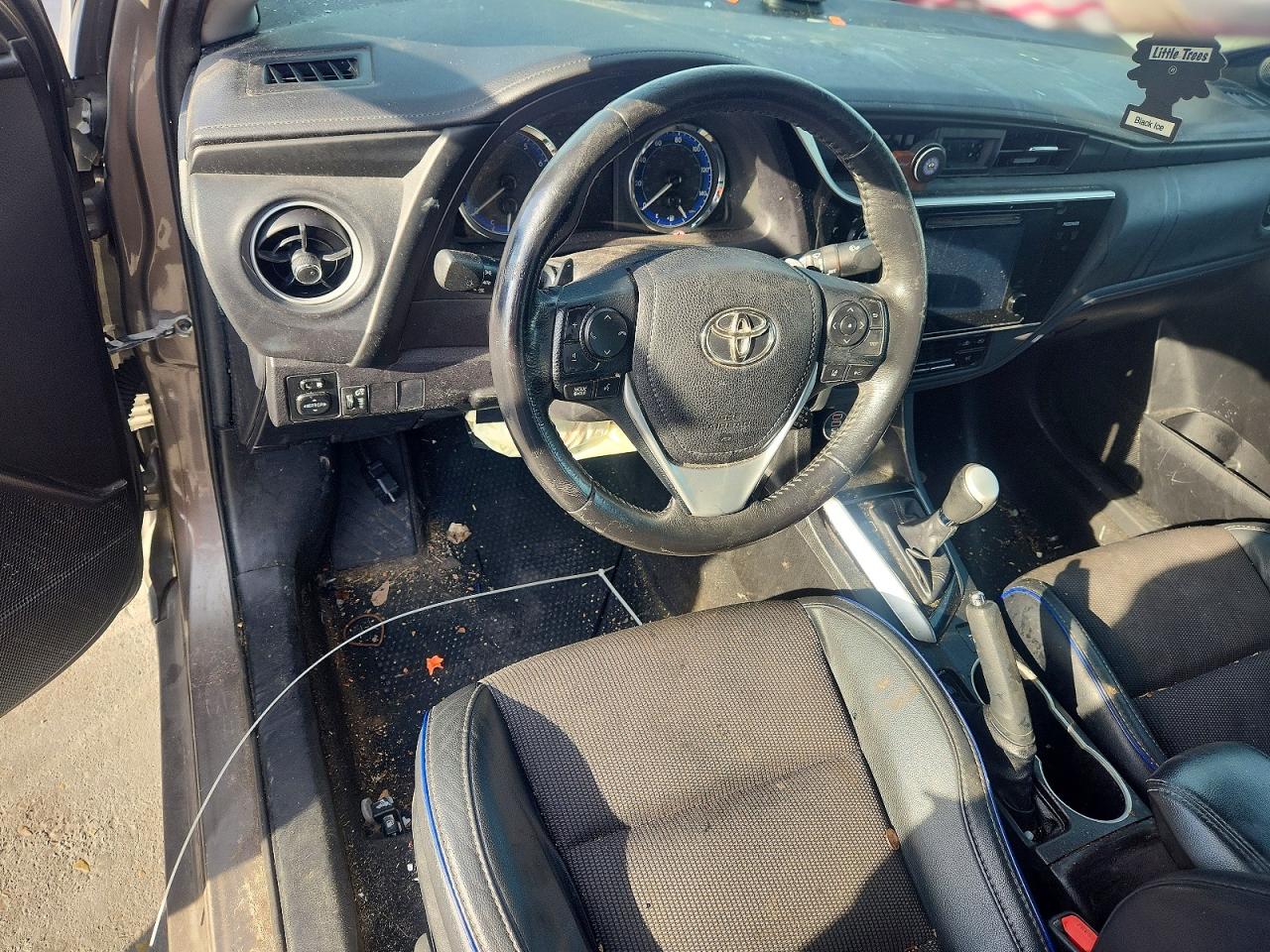 2017 TOYOTA COROLLA photo 8