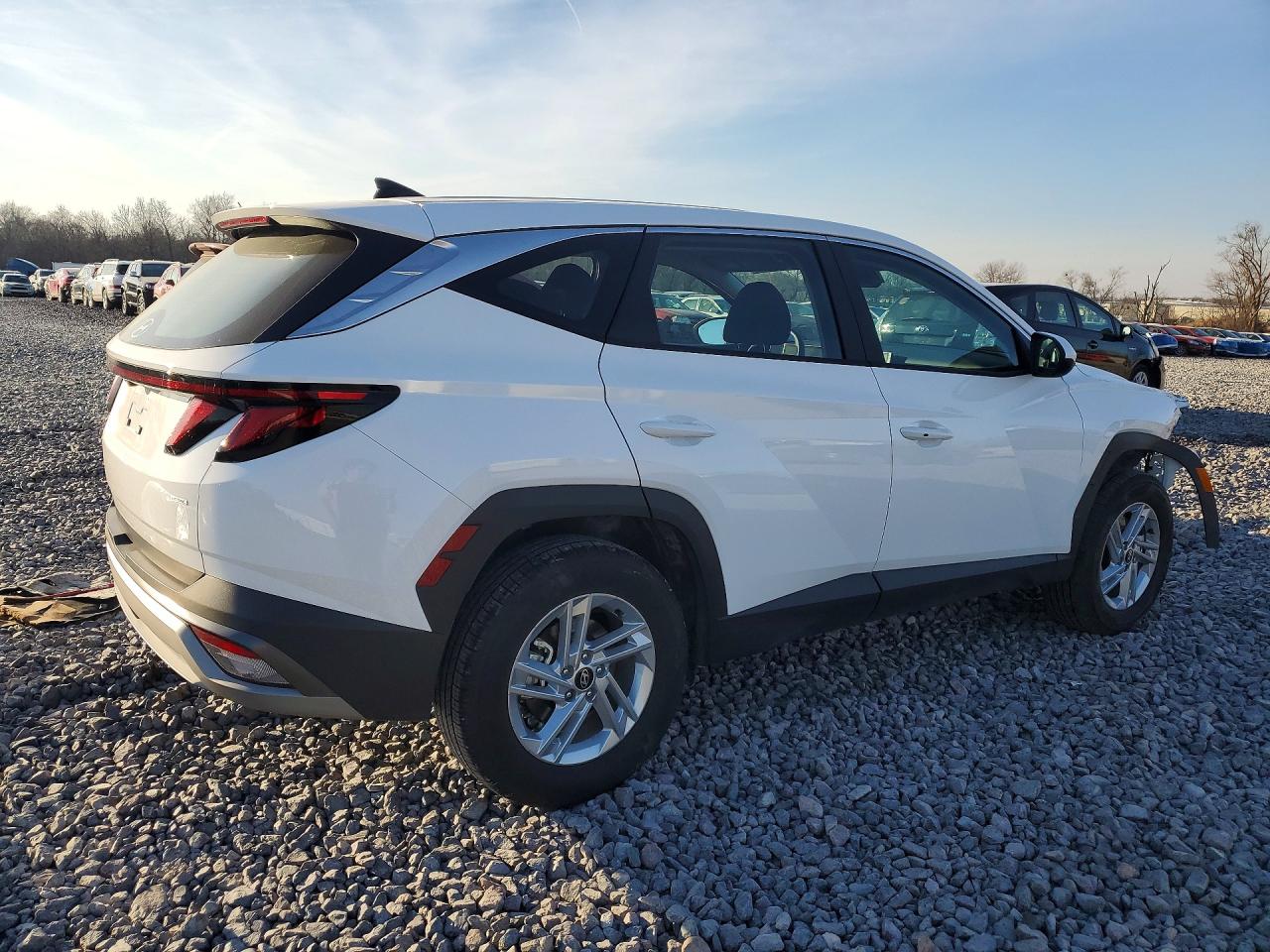 2025 HYUNDAI TUCSON SE photo 3