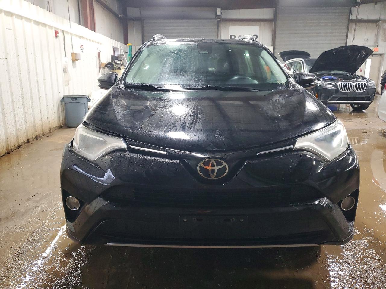 2017 TOYOTA RAV4 XLE photo 13