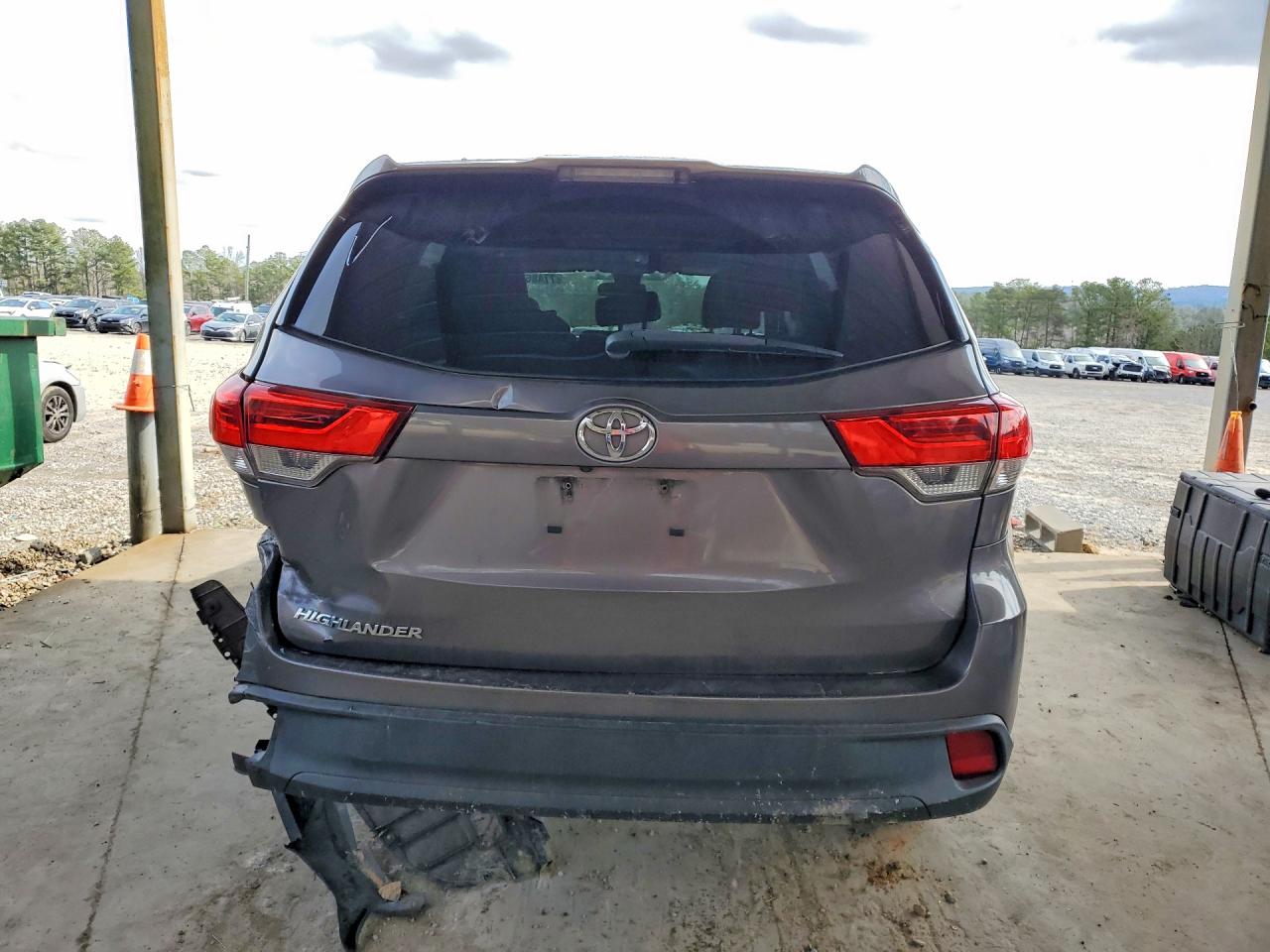 2017 TOYOTA HIGHLANDER LE photo 6