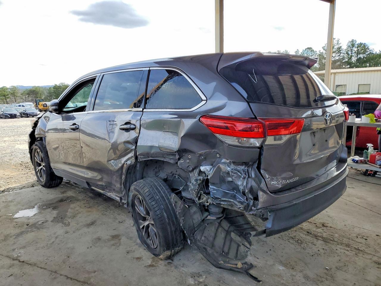2017 TOYOTA HIGHLANDER LE photo 2