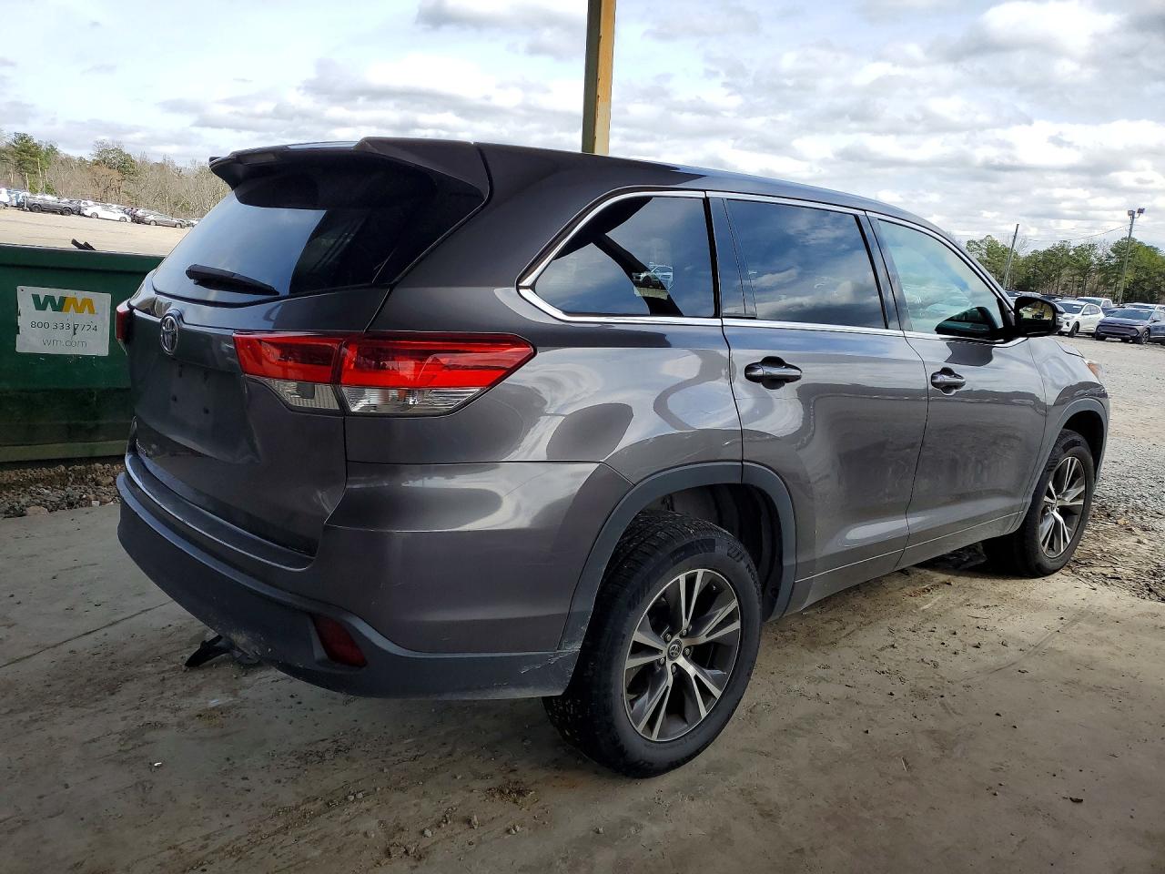 2017 TOYOTA HIGHLANDER LE photo 3