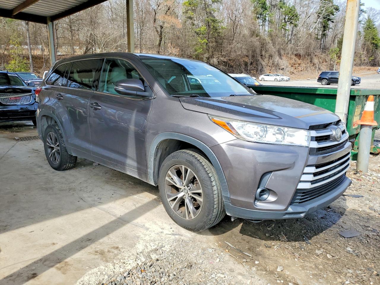 2017 TOYOTA HIGHLANDER LE photo 4