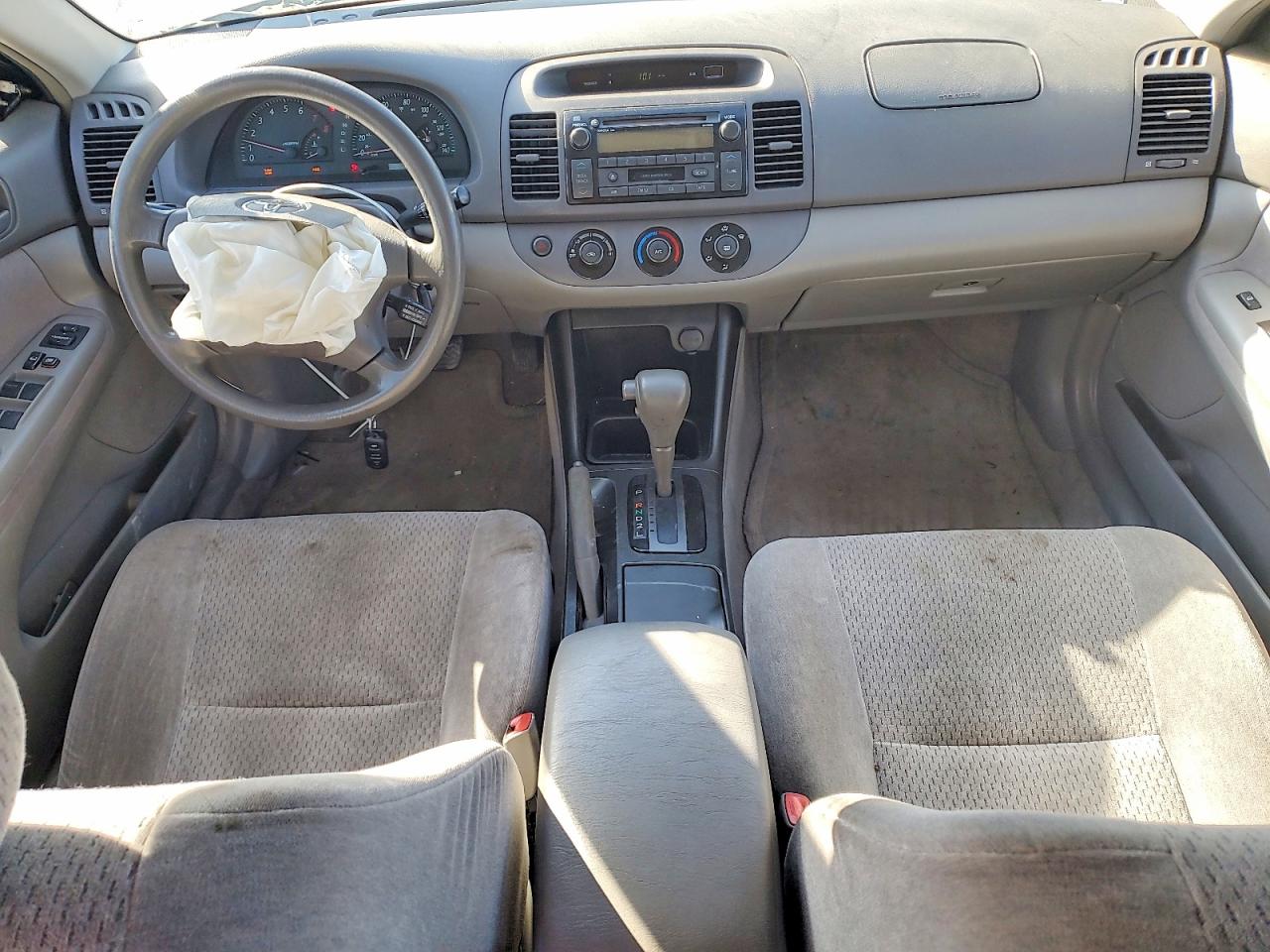 2004 TOYOTA CAMRY LE photo 15