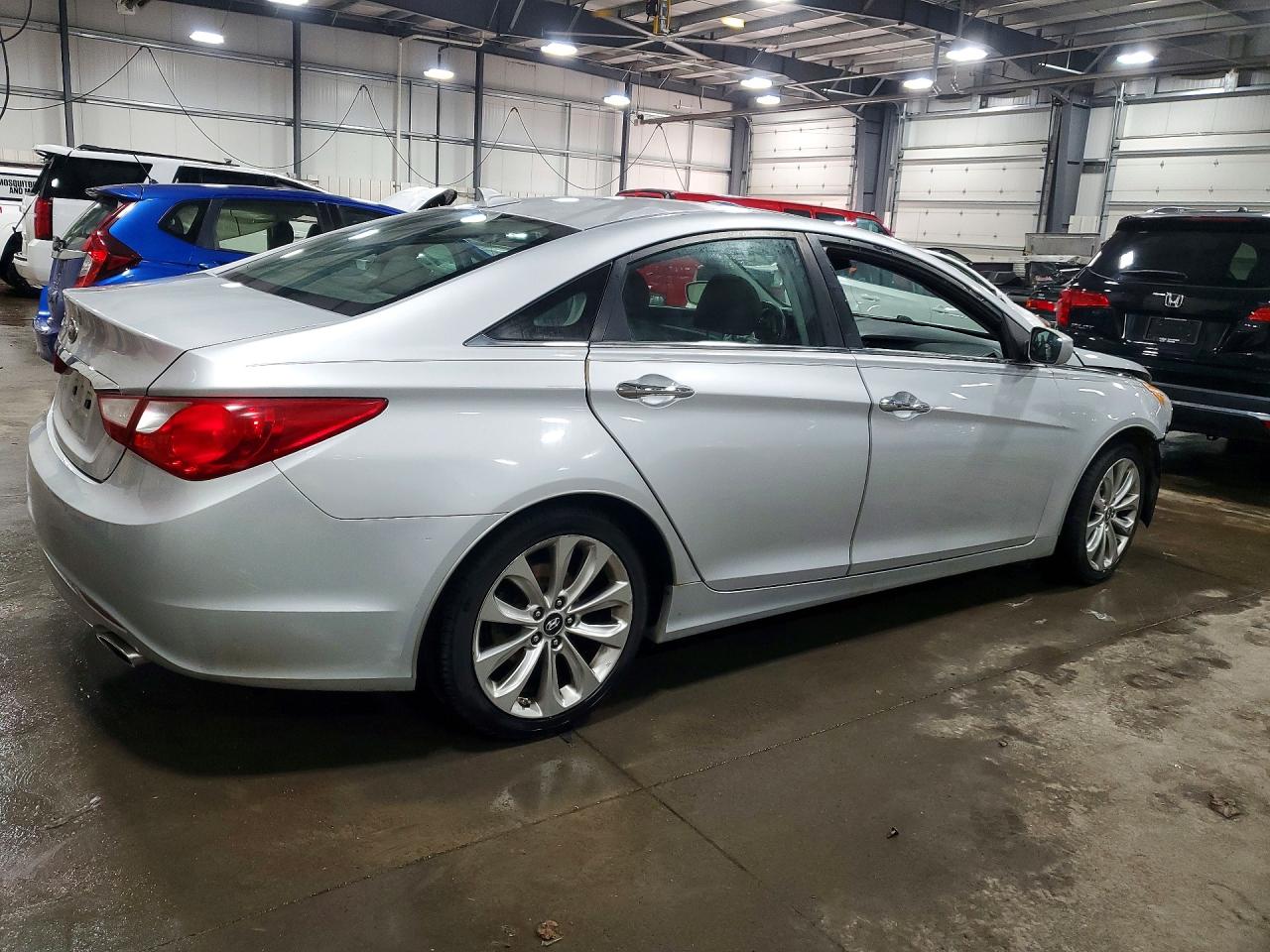 2013 HYUNDAI SONATA SE photo 3