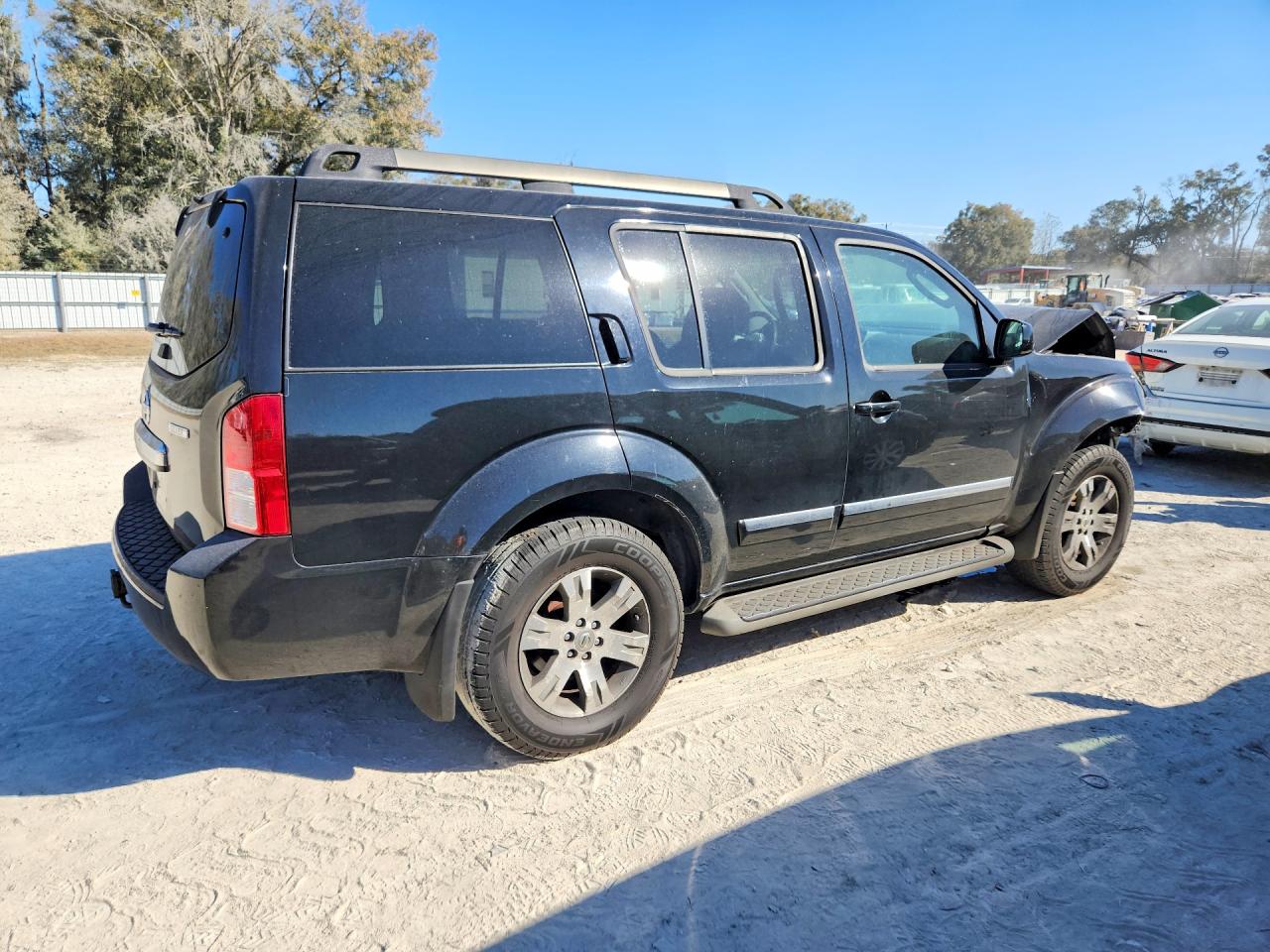 2011 NISSAN PATHFINDER S photo 3
