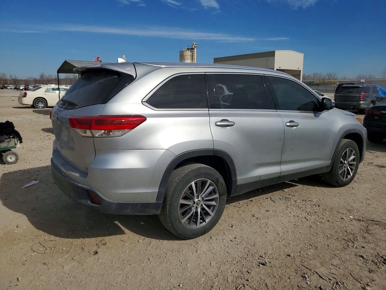 2019 TOYOTA HIGHLANDER SE photo 3