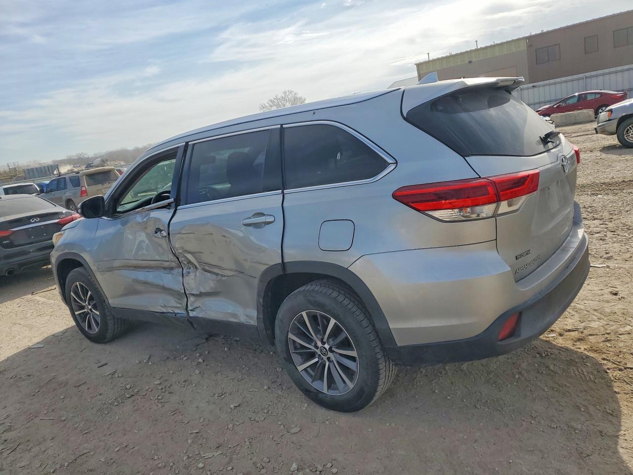 2019 TOYOTA HIGHLANDER SE photo 2