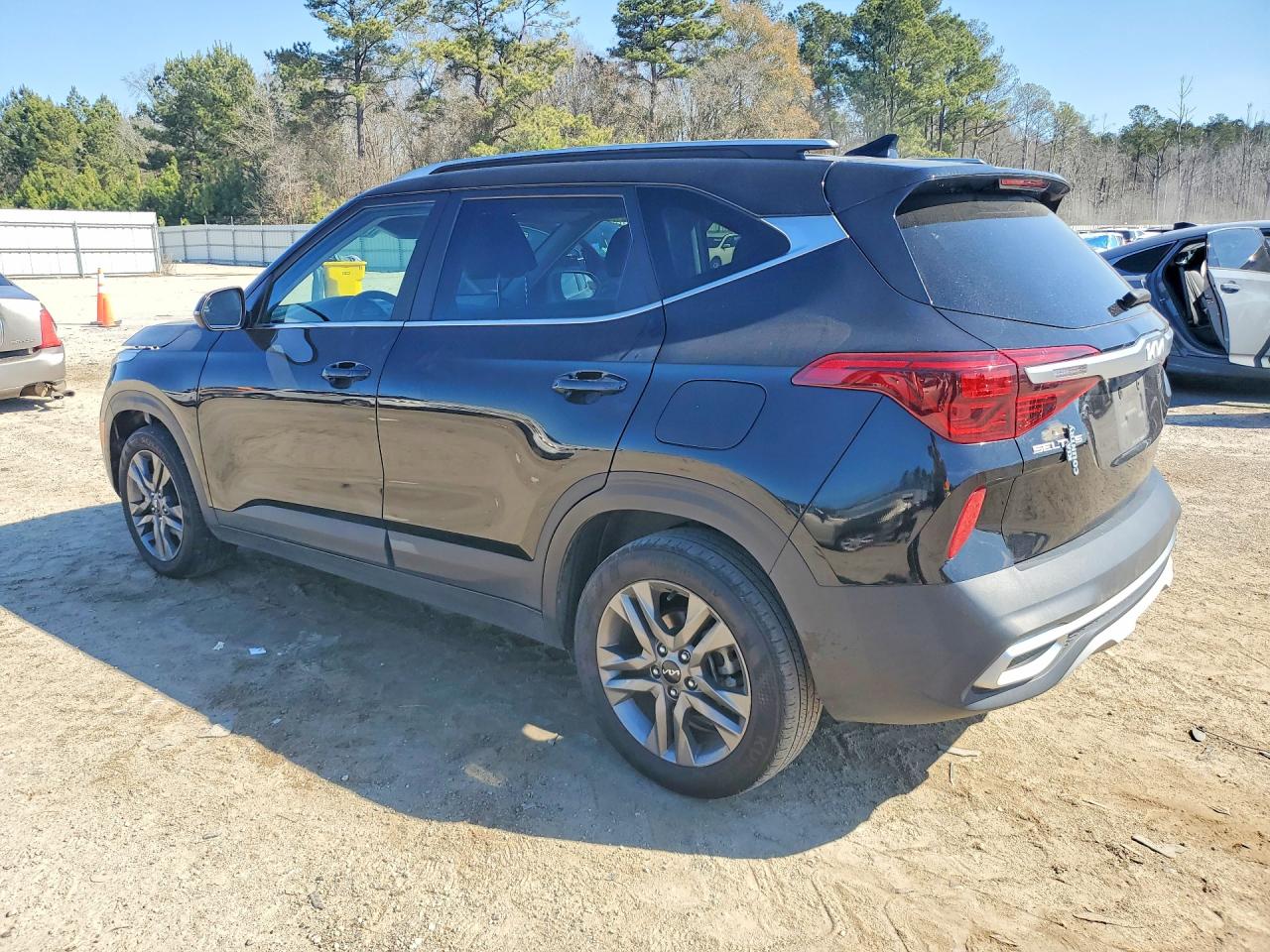 2023 KIA SELTOS S photo 3