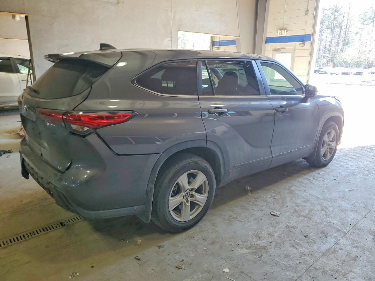 2023 TOYOTA HIGHLANDER LE photo 3
