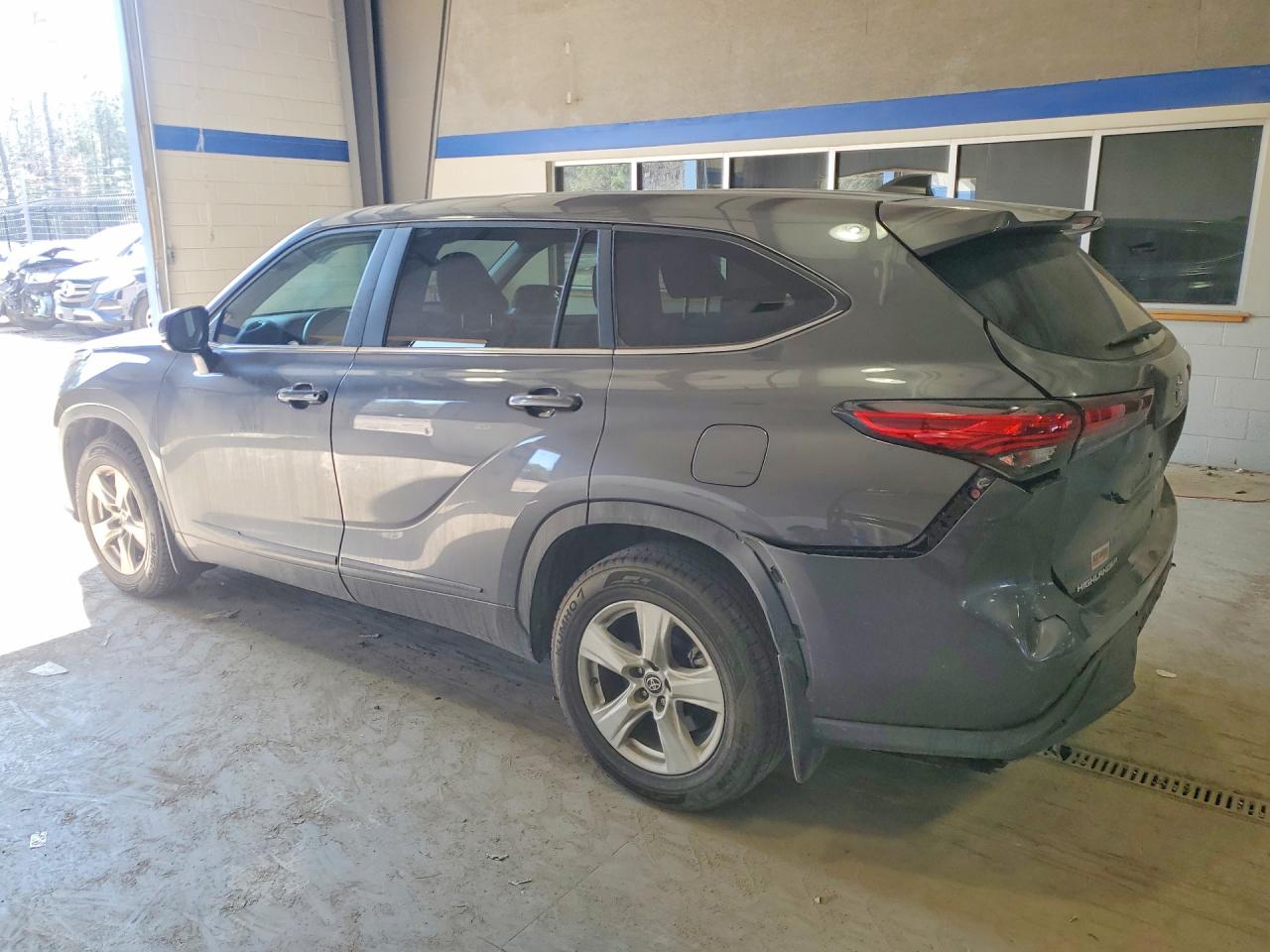 2023 TOYOTA HIGHLANDER LE photo 2