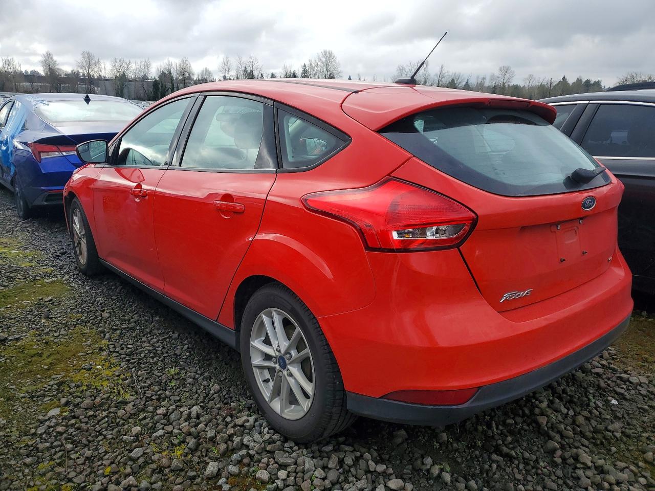 2017 FORD FOCUS SE photo 2