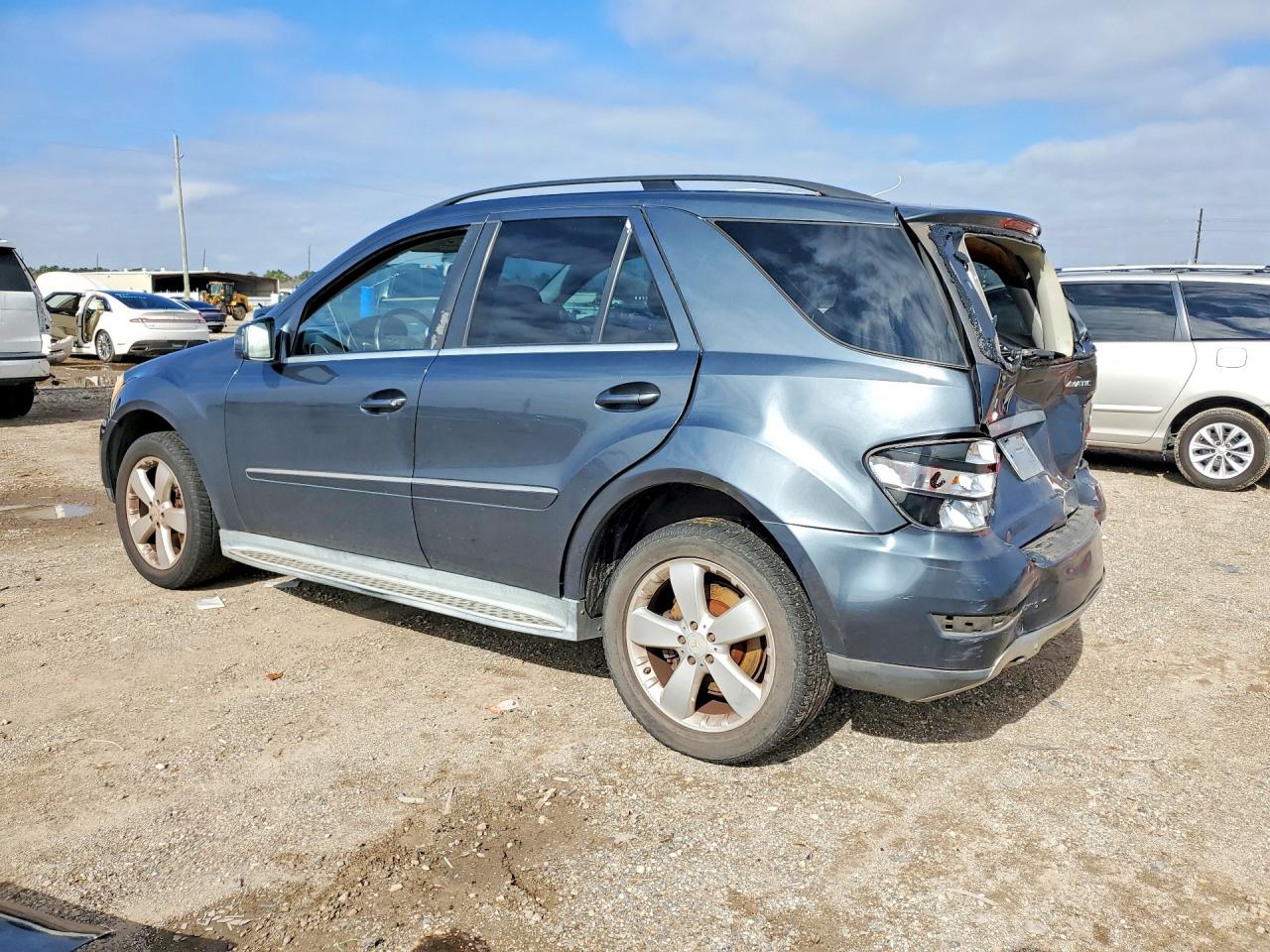 2011 MERCEDES-BENZ ML 350 4MATIC photo 2