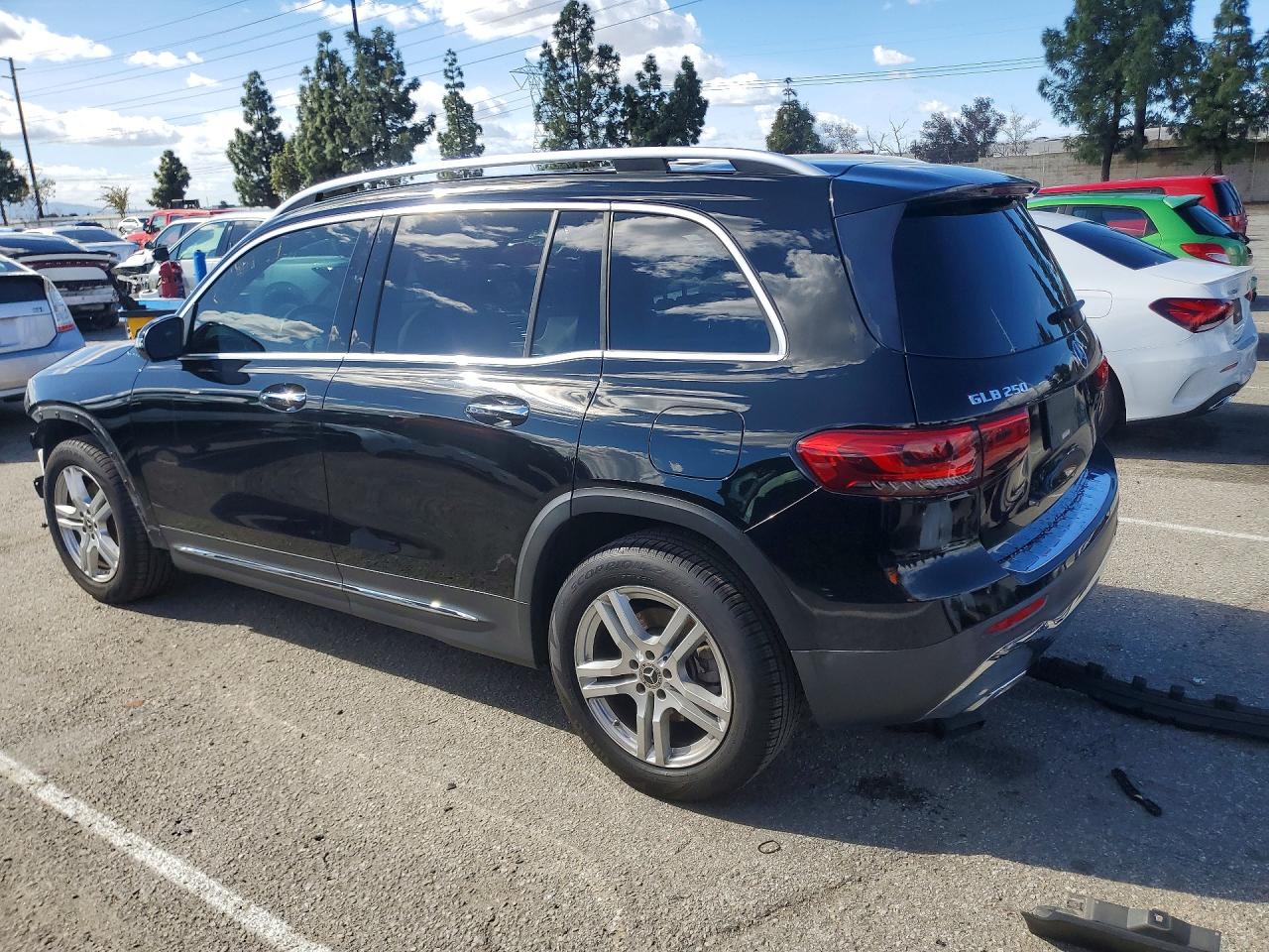 2020 MERCEDES-BENZ GLB 250 photo 2