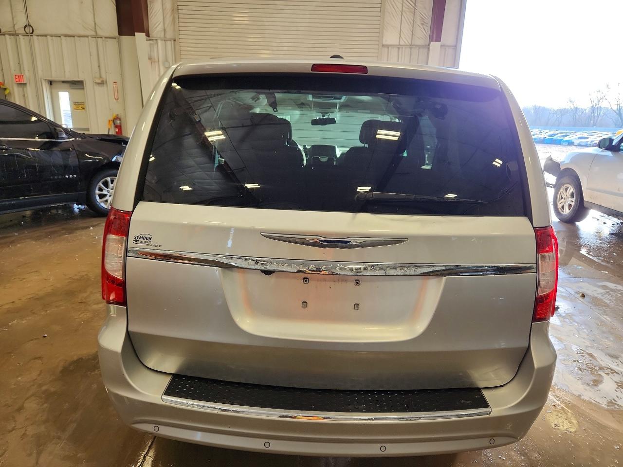 2012 CHRYSLER TOWN & COUNTRY TOURING photo 6