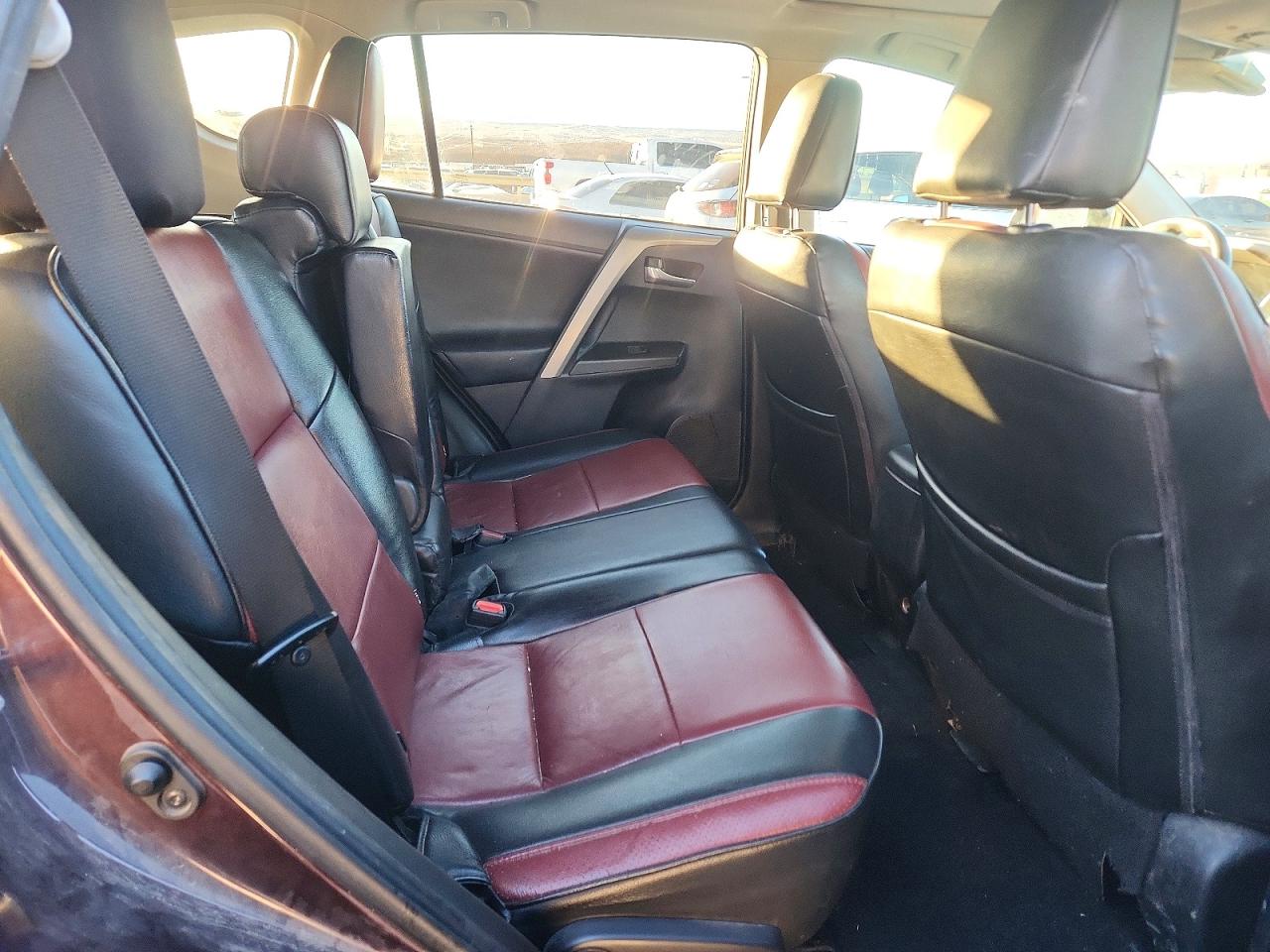 2017 TOYOTA RAV4 XLE photo 28