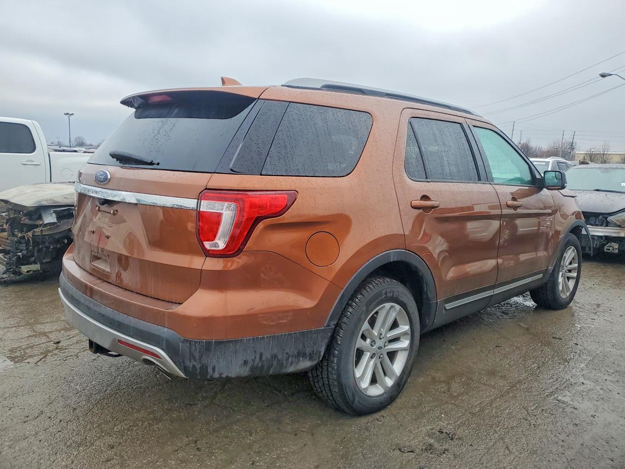 2017 FORD EXPLORER XLT photo 3