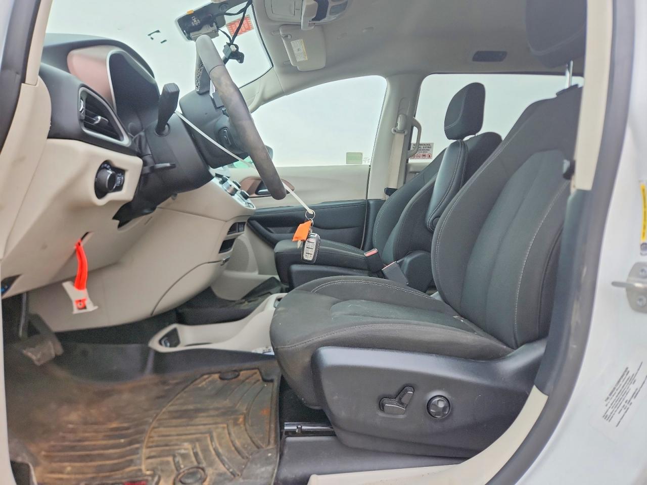 2023 CHRYSLER VOYAGER LX photo 13