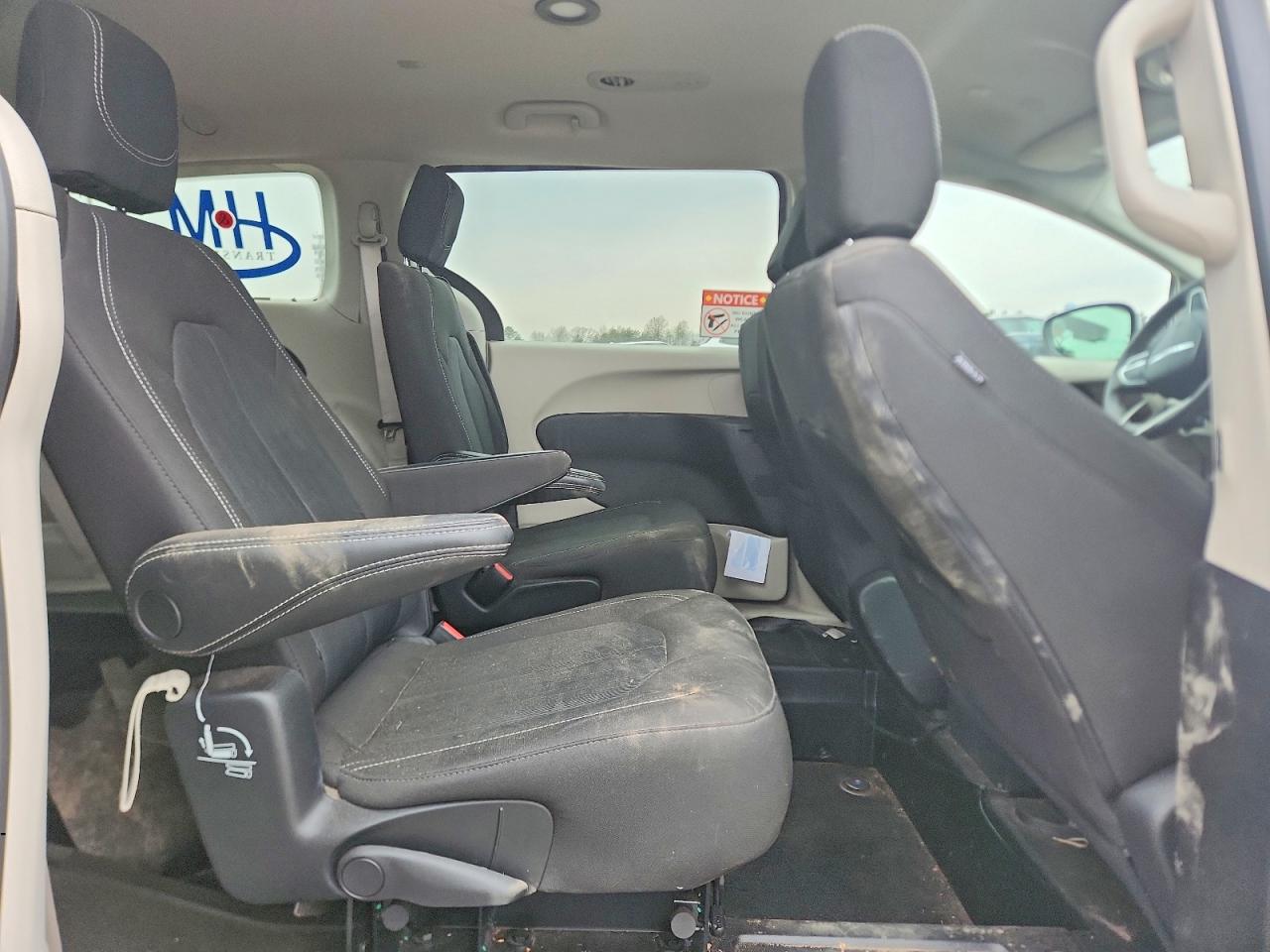 2023 CHRYSLER VOYAGER LX photo 21