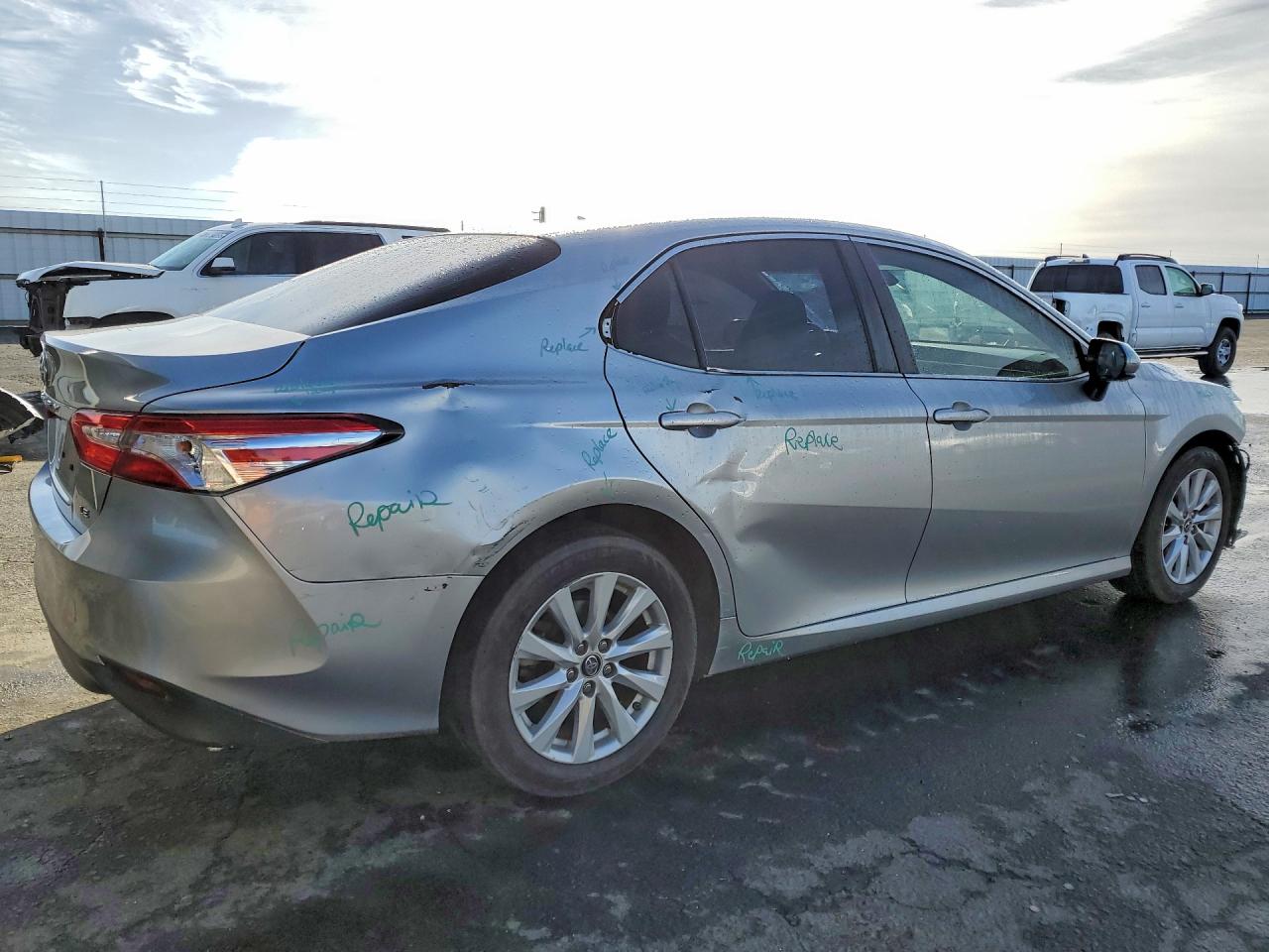 2018 TOYOTA CAMRY LE photo 3